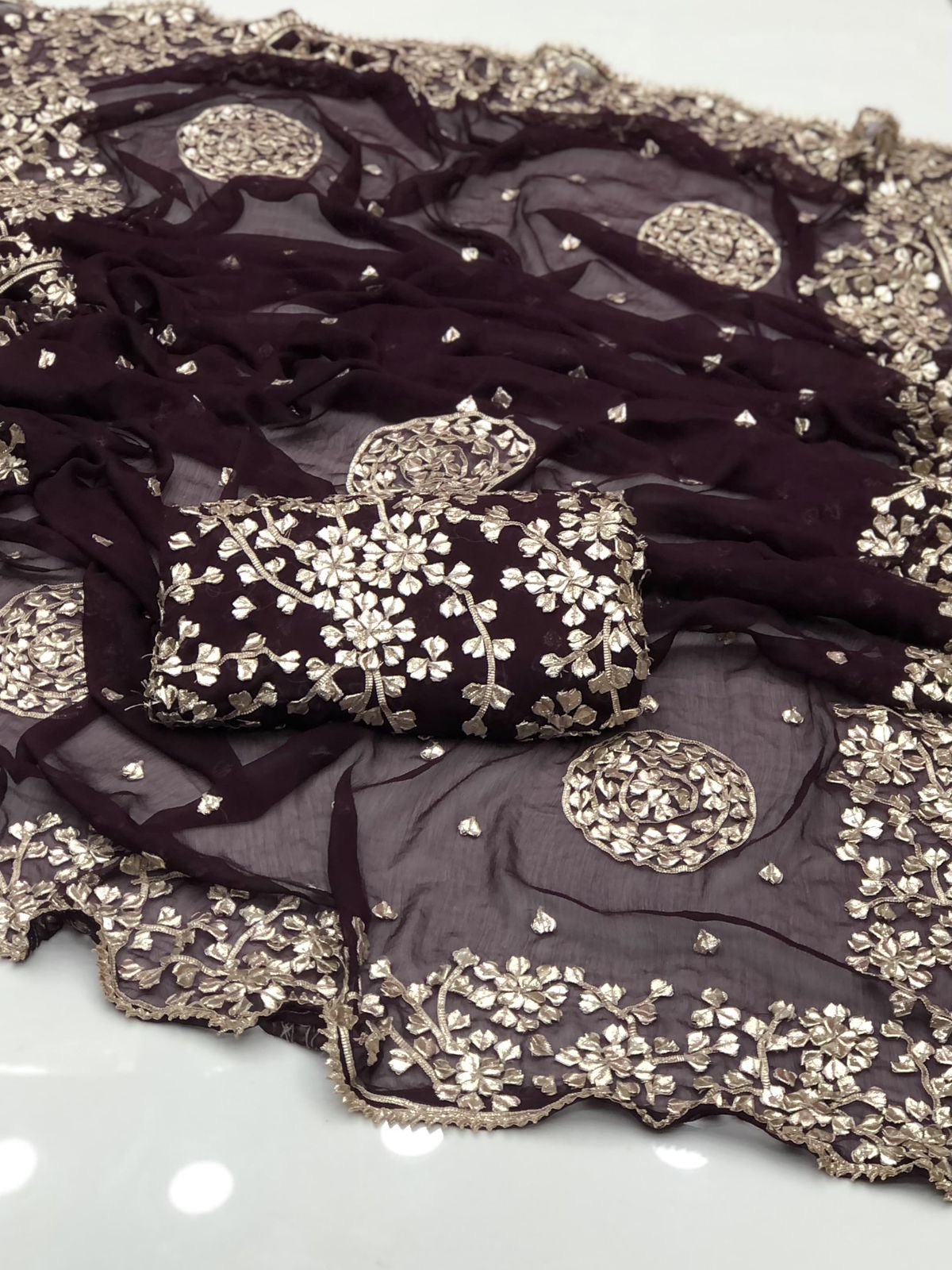 بھاری LCD کو 2 ٹکڑا کام کرنا پڑے گا۔