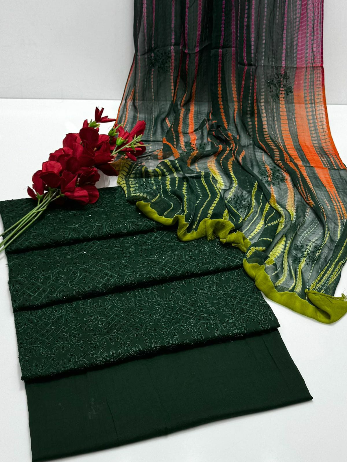 3 ٹکڑا لان ہاتھ سے تیار روایتی مجموعہ