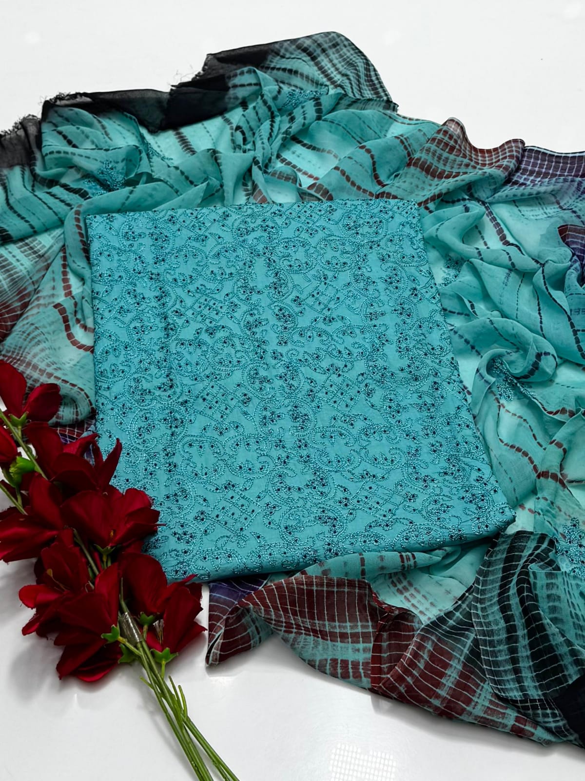 3 ٹکڑا لان ہاتھ سے تیار روایتی مجموعہ