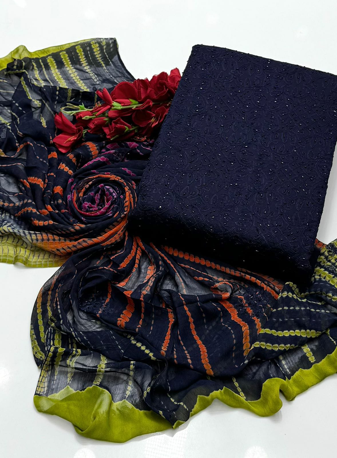 3 ٹکڑا لان ہاتھ سے تیار روایتی مجموعہ