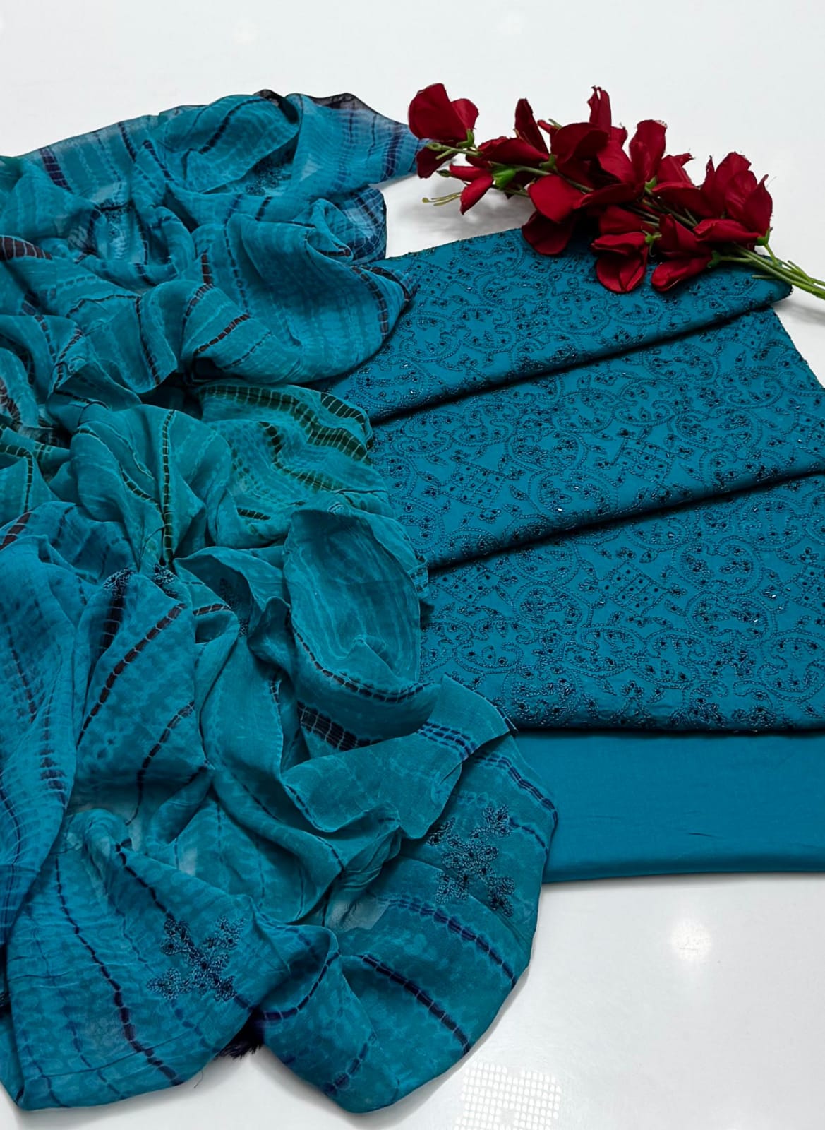 3 ٹکڑا لان ہاتھ سے تیار روایتی مجموعہ