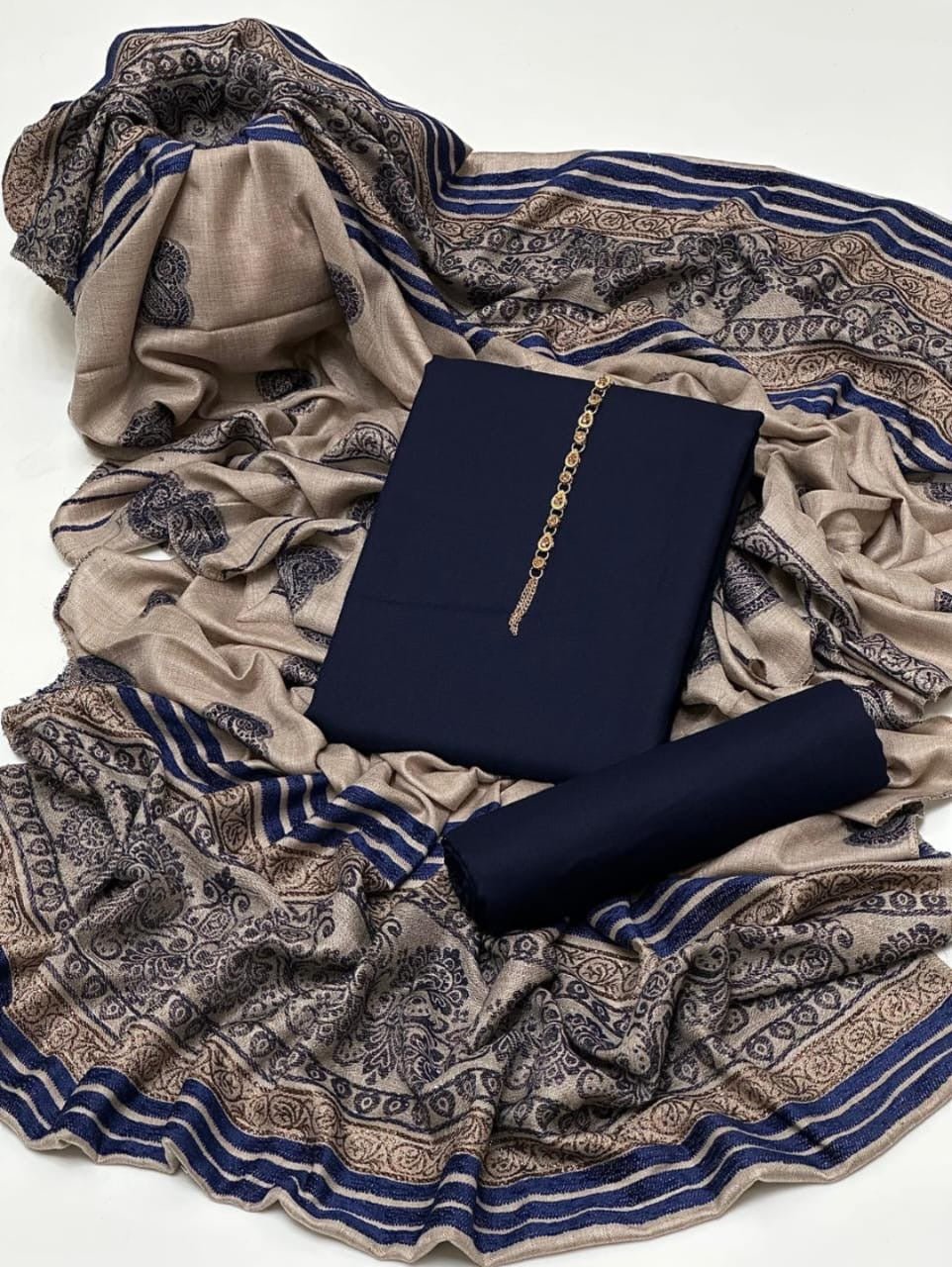 دھنک 3 ٹکڑا بھاری جیقورڈ شال کے ساتھ