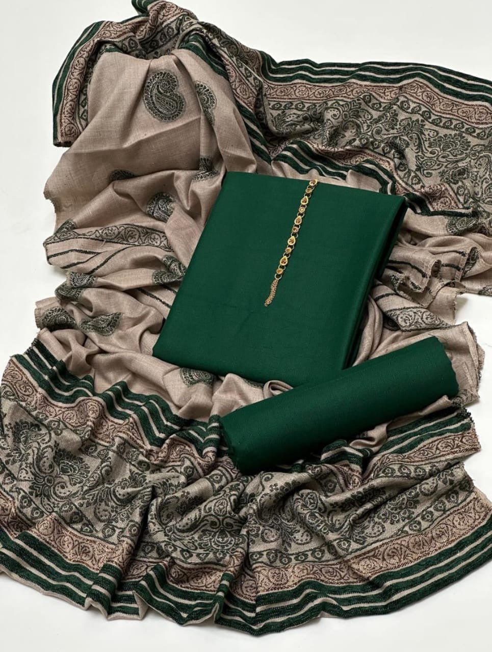 دھنک 3 ٹکڑا بھاری جیقورڈ شال کے ساتھ