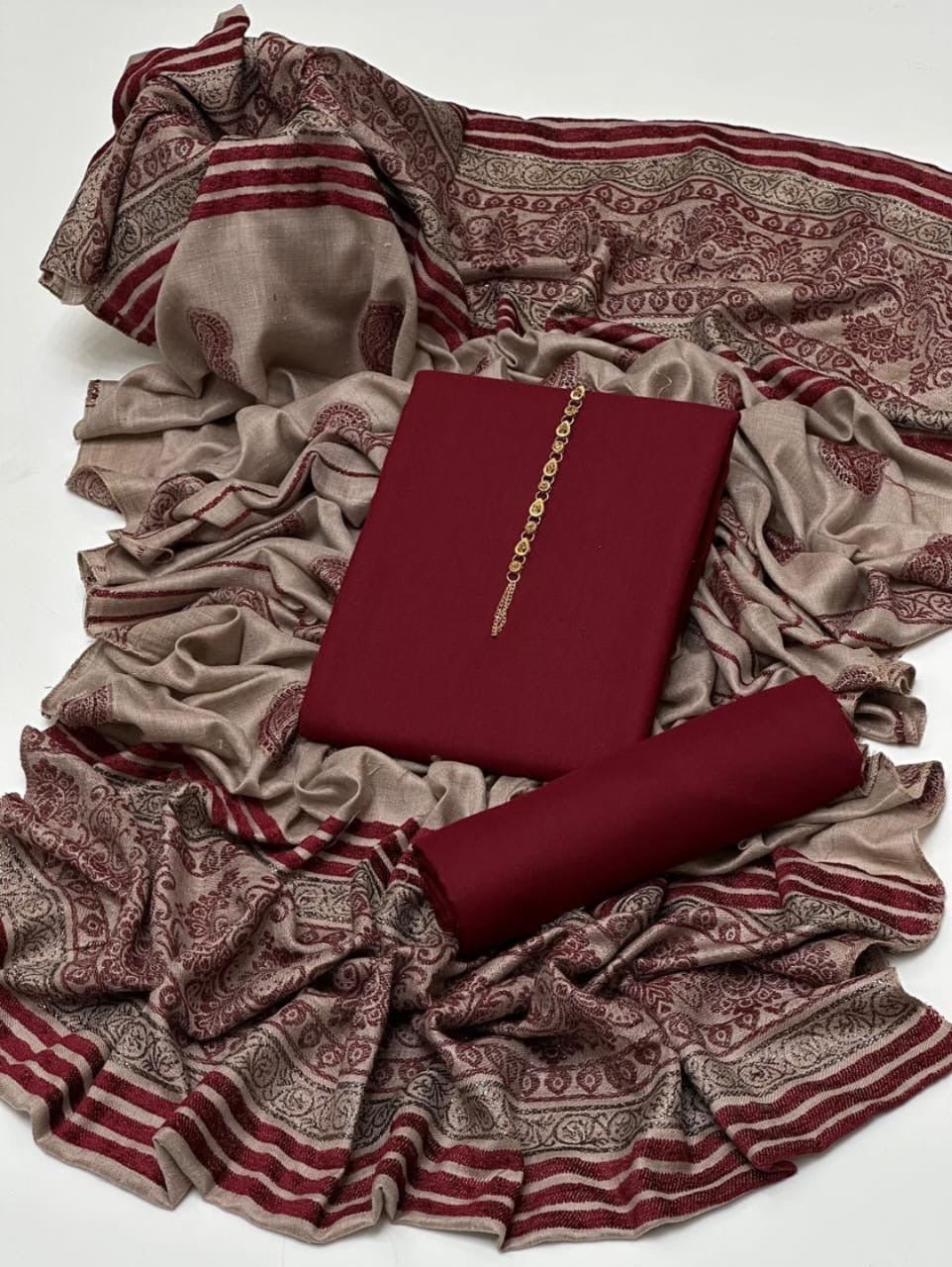دھنک 3 ٹکڑا بھاری جیقورڈ شال کے ساتھ
