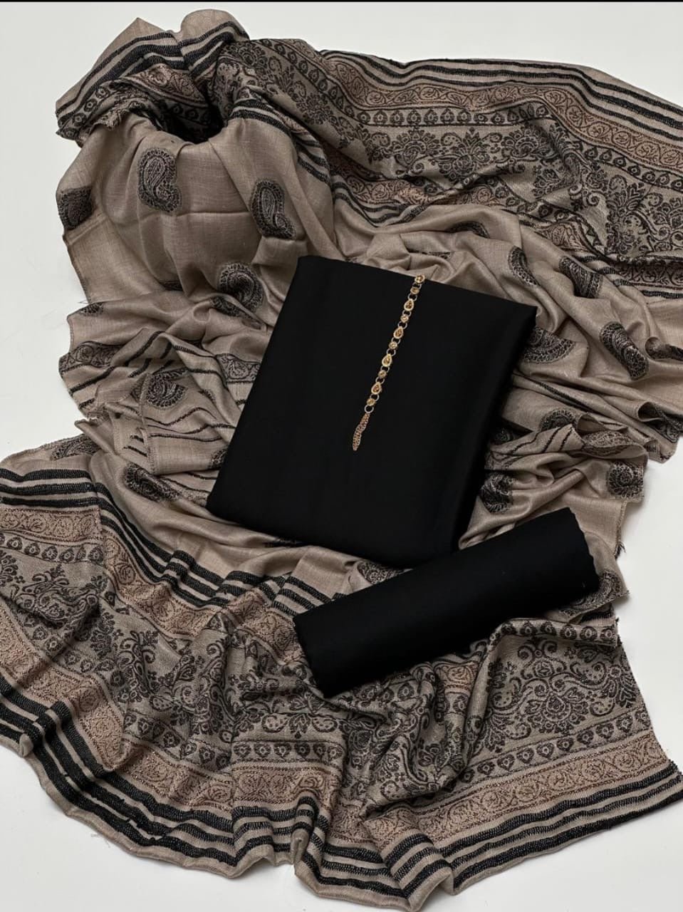 دھنک 3 ٹکڑا بھاری جیقورڈ شال کے ساتھ