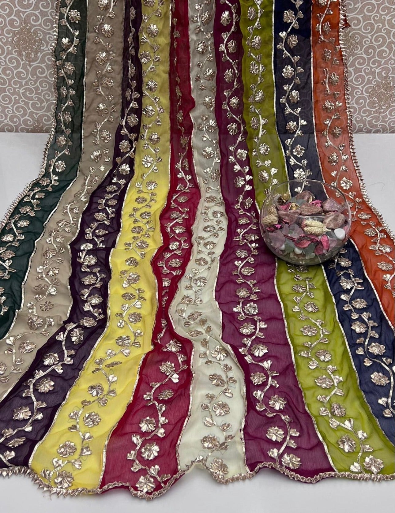 ہاتھ سے تیار کردہ LCD کو شفان فیبرک پر ملٹی شیڈڈ دوپٹہ کا کام کرنا ہوگا۔