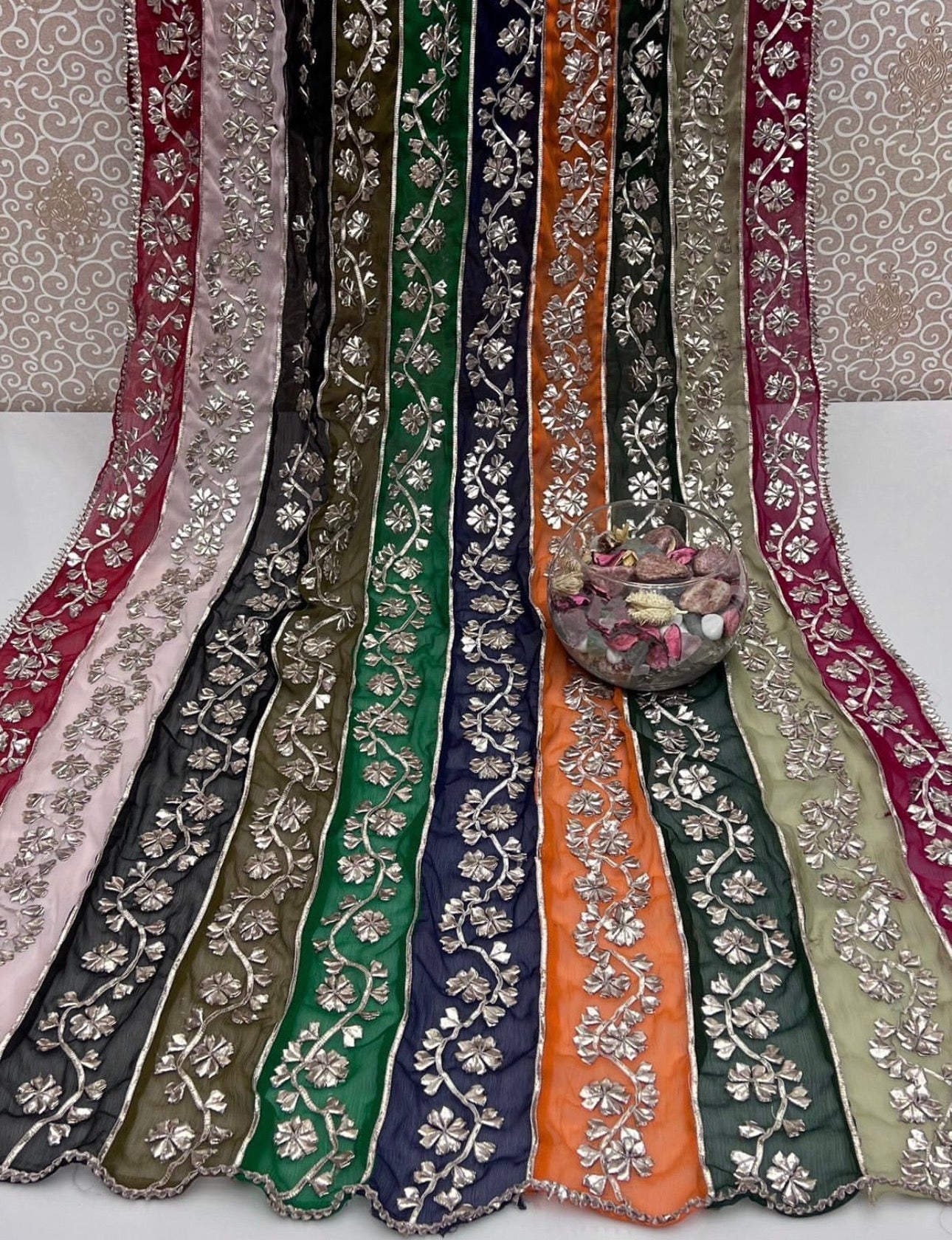 ہاتھ سے تیار کردہ LCD کو شفان فیبرک پر ملٹی شیڈڈ دوپٹہ کا کام کرنا ہوگا۔