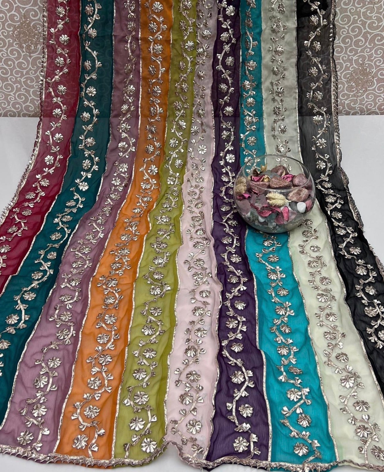 ہاتھ سے تیار کردہ LCD کو شفان فیبرک پر ملٹی شیڈڈ دوپٹہ کا کام کرنا ہوگا۔