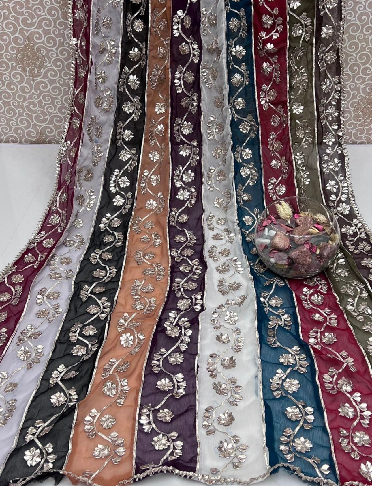 ہاتھ سے تیار کردہ LCD کو شفان فیبرک پر ملٹی شیڈڈ دوپٹہ کا کام کرنا ہوگا۔