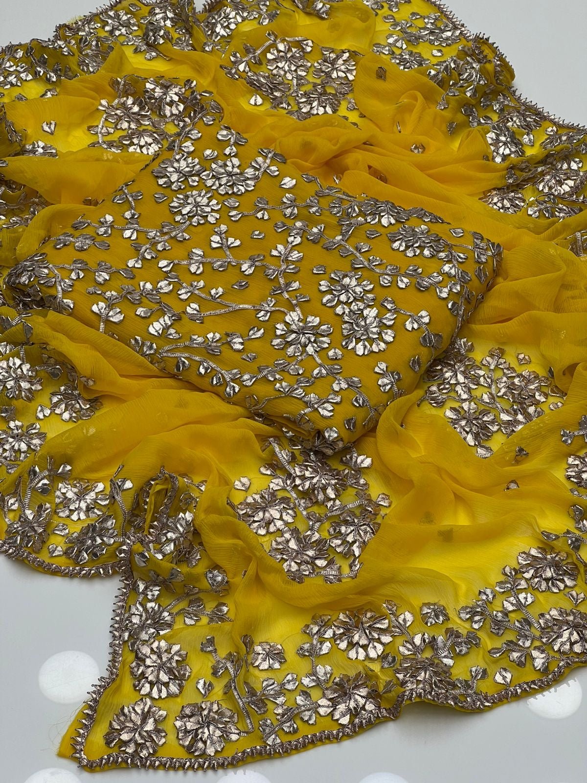 بھاری LCD کو 2 ٹکڑا کام کرنا پڑے گا۔