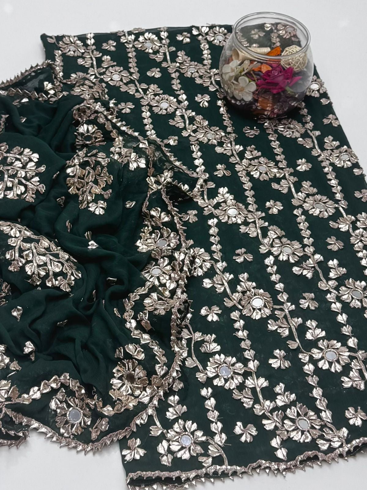 بھاری LCD کو 2 ٹکڑا کام کرنا پڑے گا۔