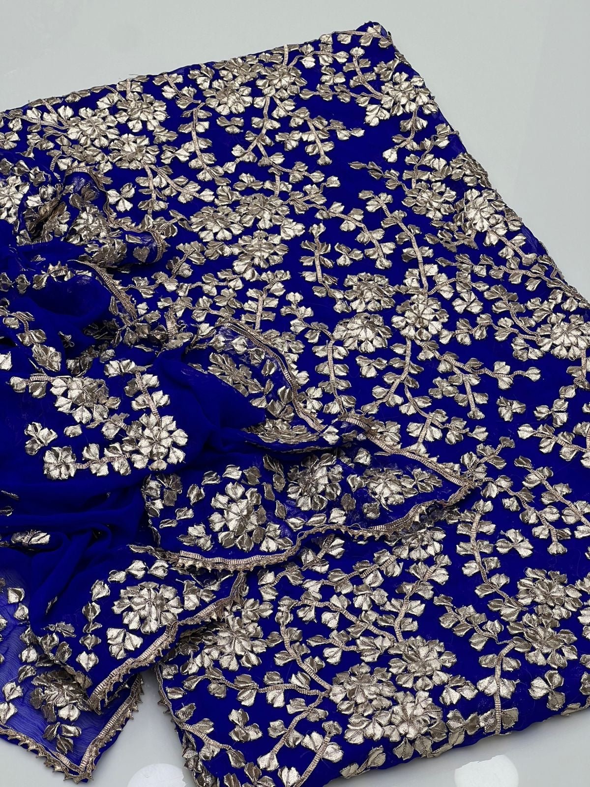 بھاری LCD کو 2 ٹکڑا کام کرنا پڑے گا۔