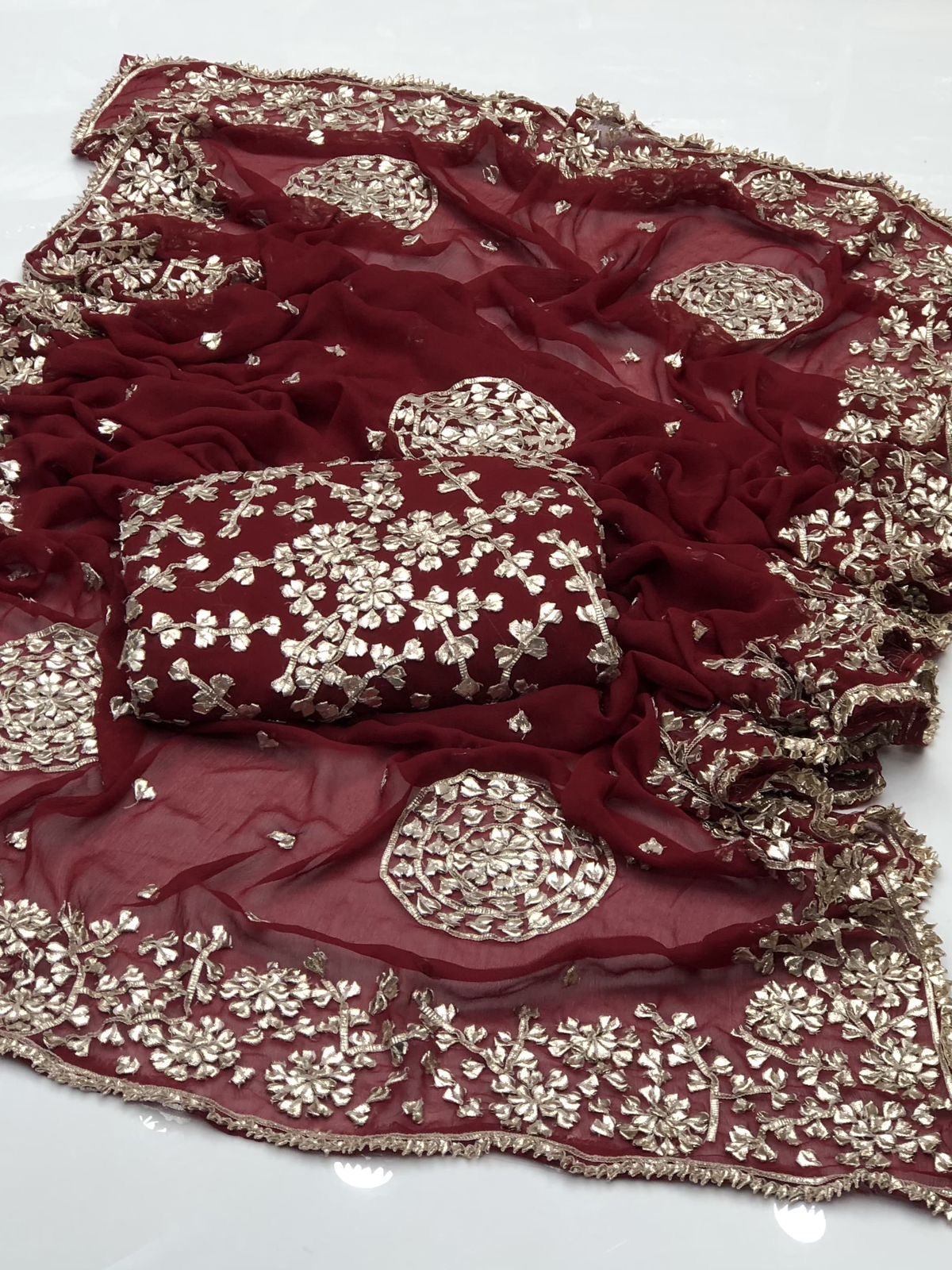 بھاری LCD کو 2 ٹکڑا کام کرنا پڑے گا۔