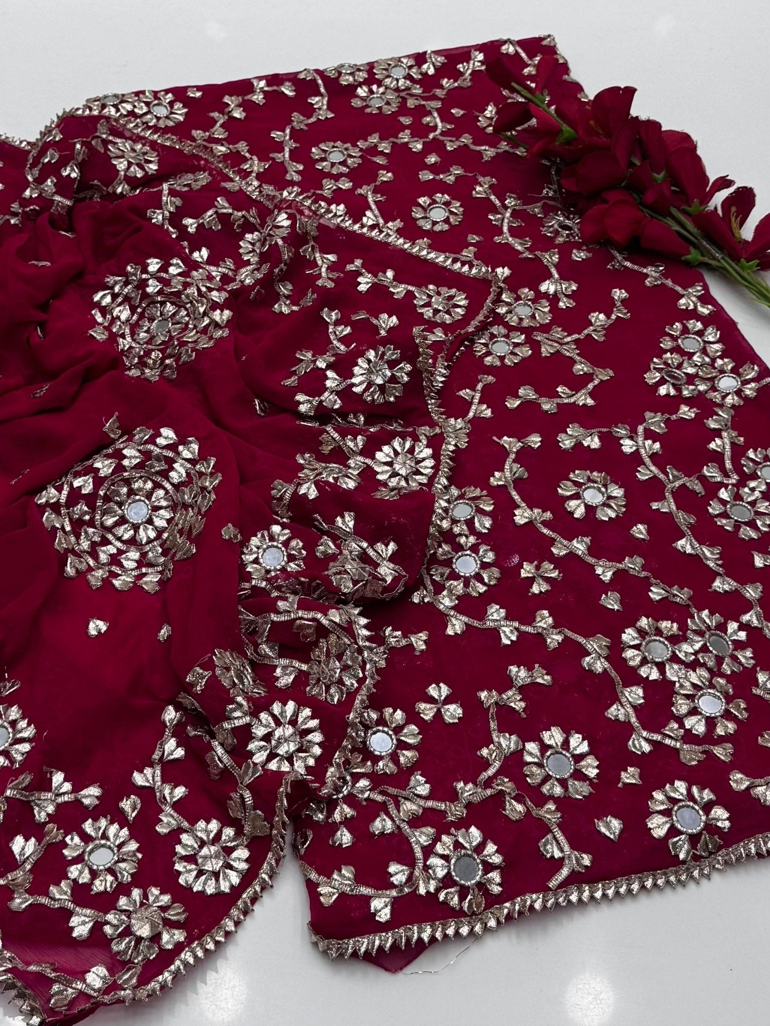 بھاری LCD کو 2 ٹکڑا کام کرنا پڑے گا۔