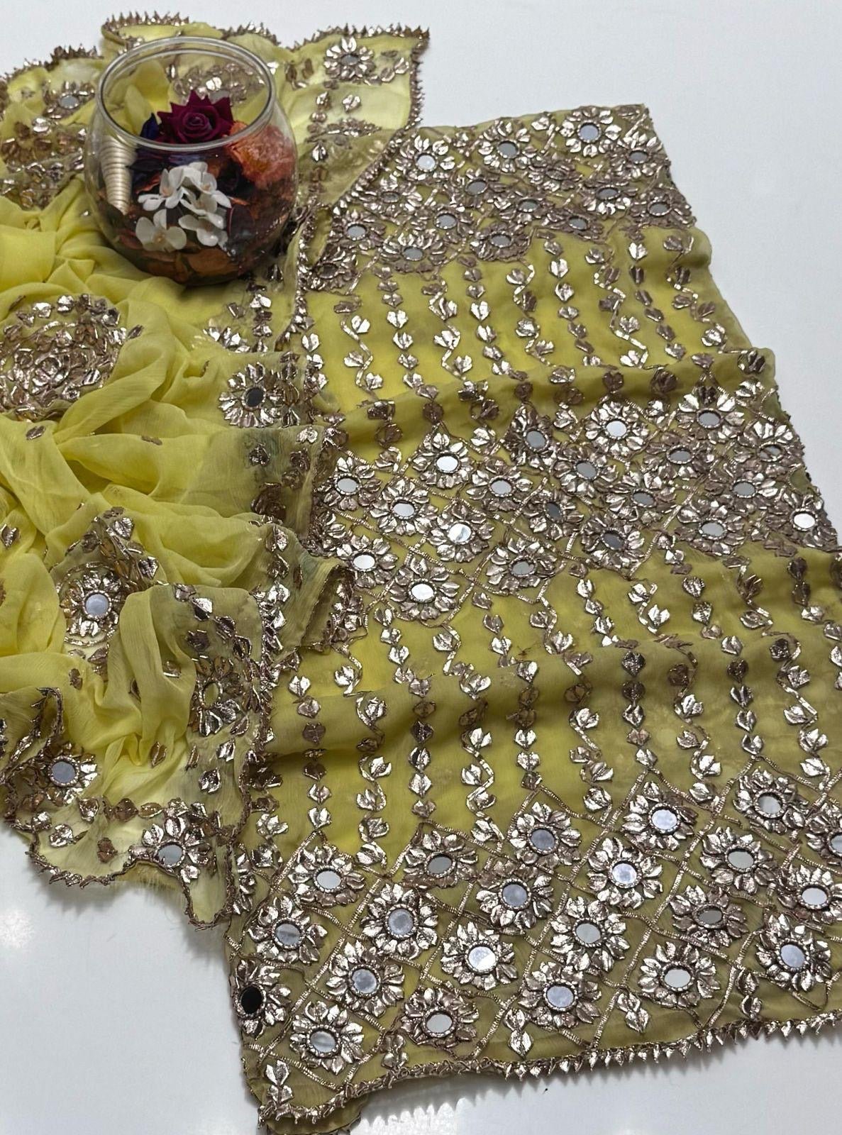 بھاری LCD کو 2 ٹکڑا کام کرنا پڑے گا۔