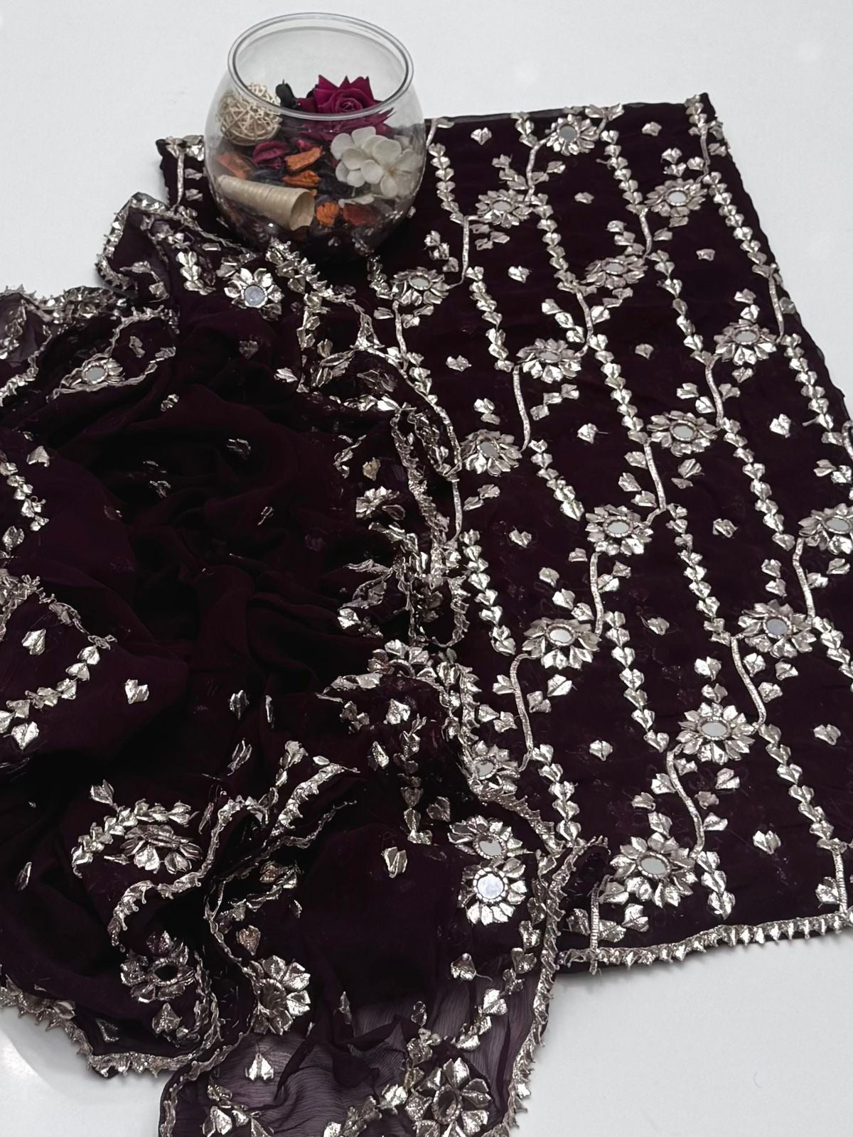 بھاری LCD کو 2 ٹکڑا کام کرنا پڑے گا۔