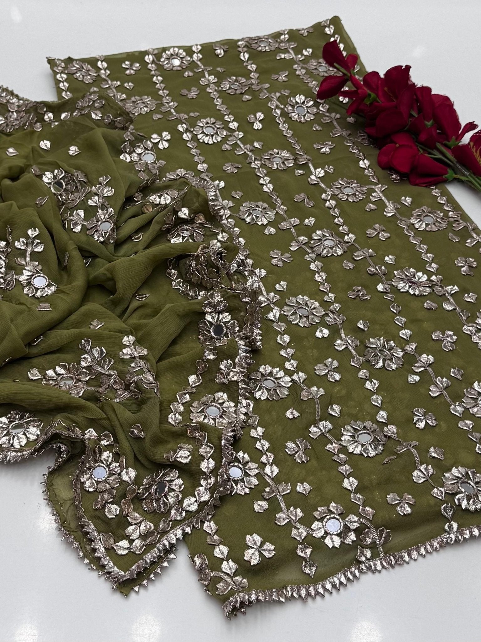 بھاری LCD کو 2 ٹکڑا کام کرنا پڑے گا۔