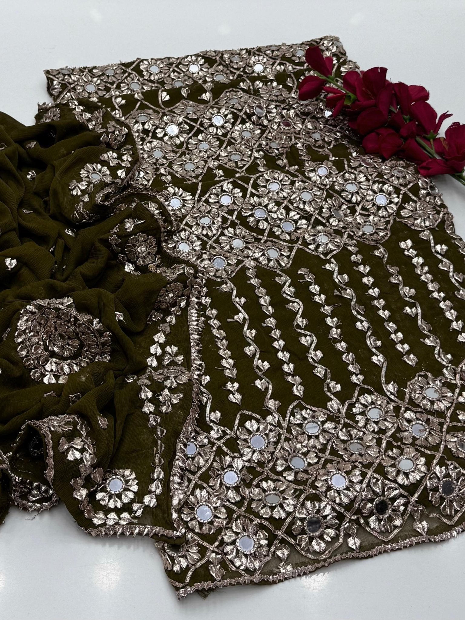 بھاری LCD کو 2 ٹکڑا کام کرنا پڑے گا۔