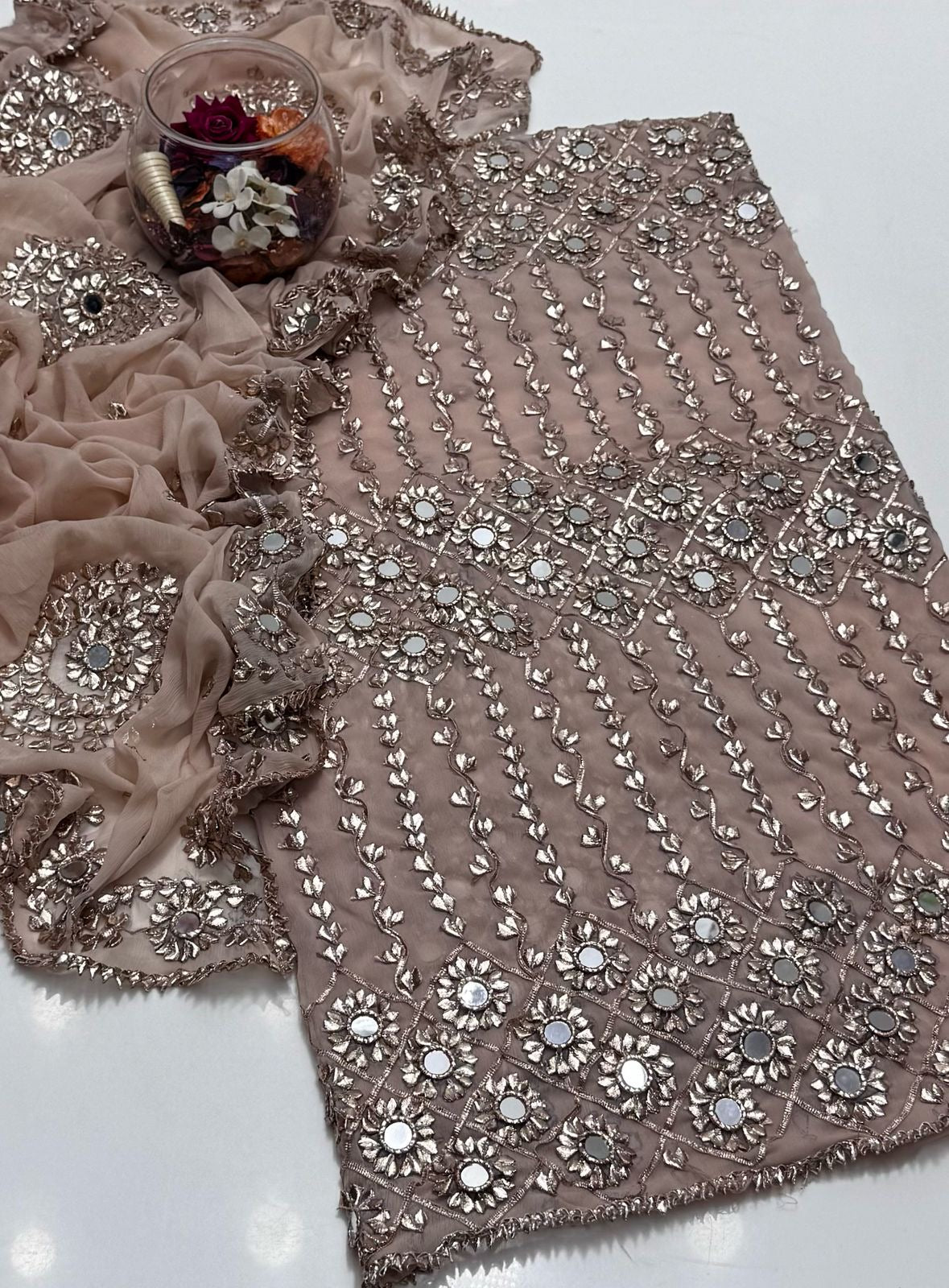 بھاری LCD کو 2 ٹکڑا کام کرنا پڑے گا۔