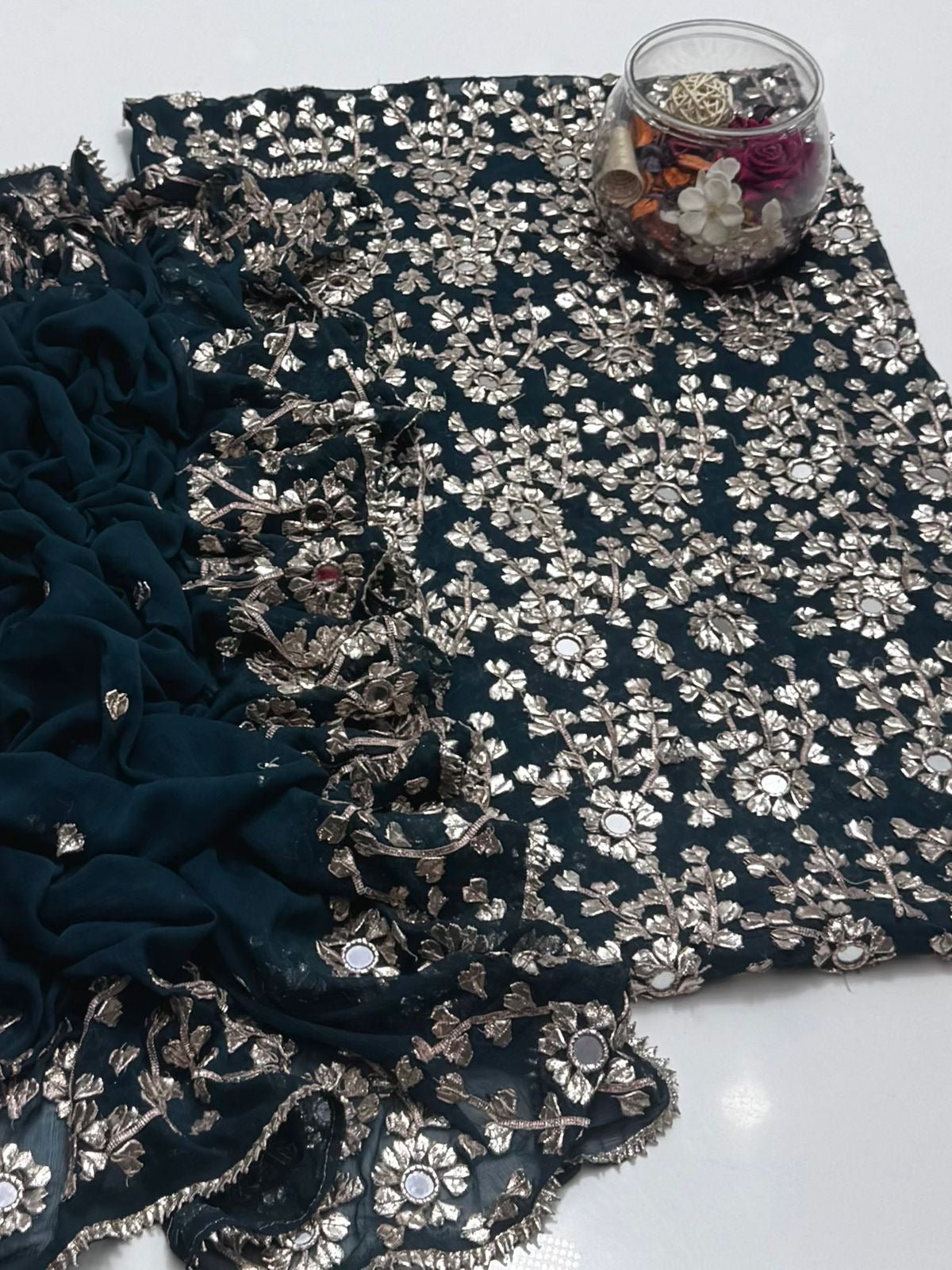 بھاری LCD کو 2 ٹکڑا کام کرنا پڑے گا۔